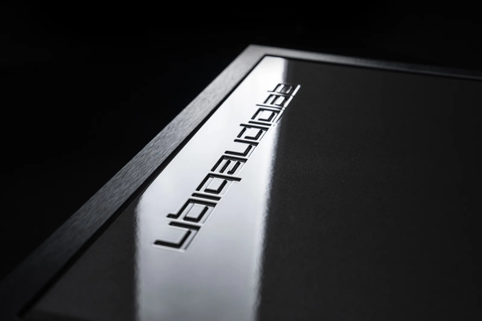 The ubiqaudiolab engraving along the edge of the UBICUBE top plate
