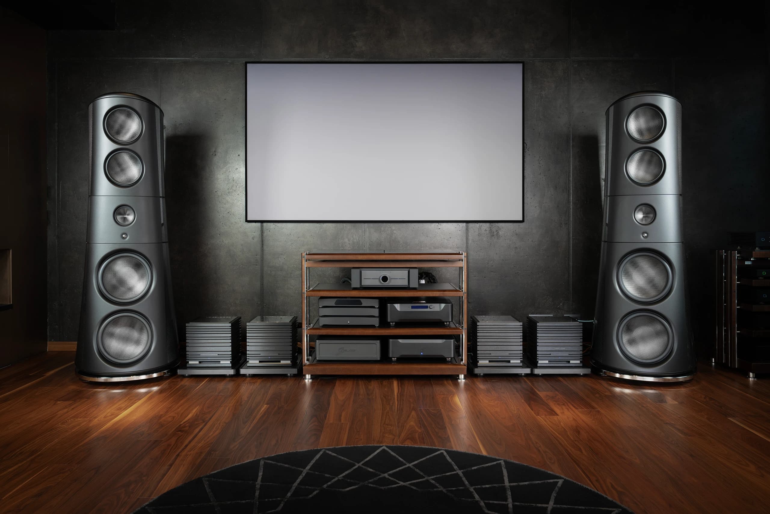 Listening room with two large loudspeakers driven by four UBICUBE amplifiers